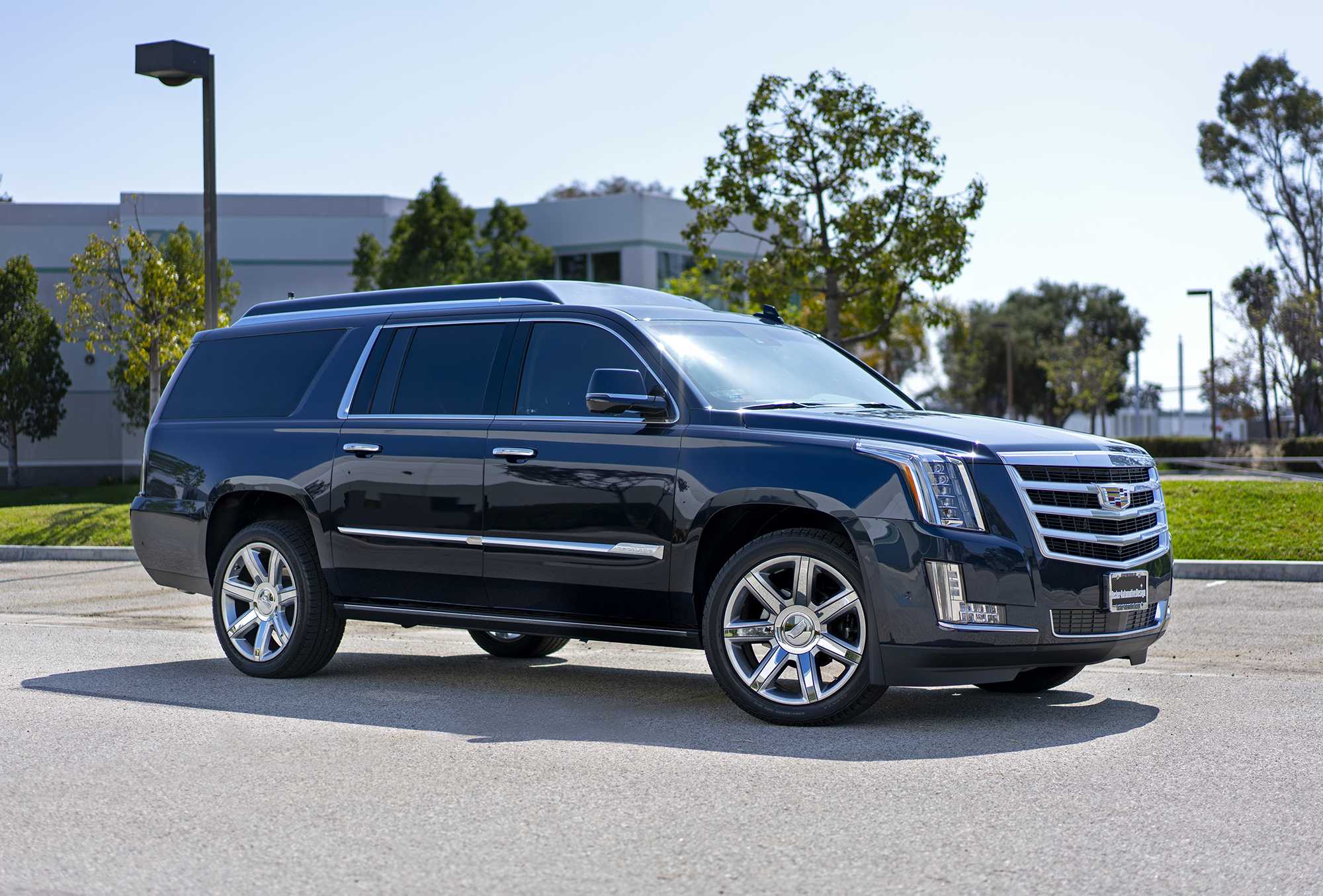 Cadillac escalade-v 2023 – 682-сильный монстр