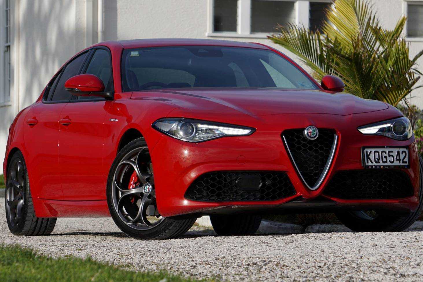 Компания alfa romeo объявила о выходе на рынок обновленных giulia и stelvio в спортивной версии veloce
